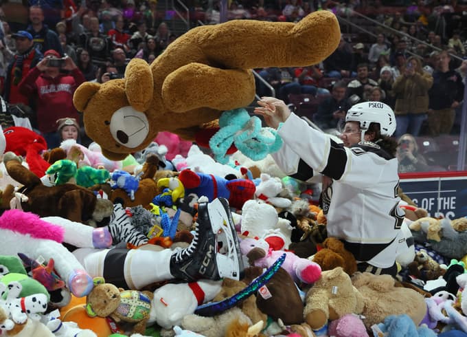 Hokejski rekord v številu zbranih igrač imajo vedno znova v Hersheyju v ZDA.