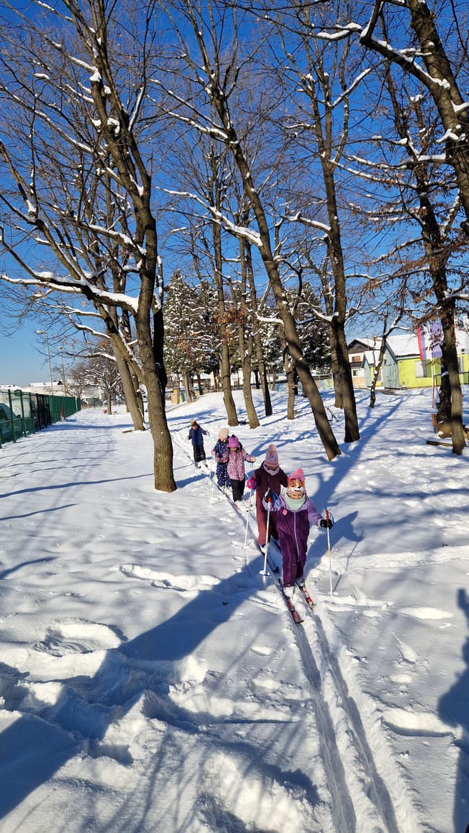 Pred tekom na smučeh so mišice ogreli.
