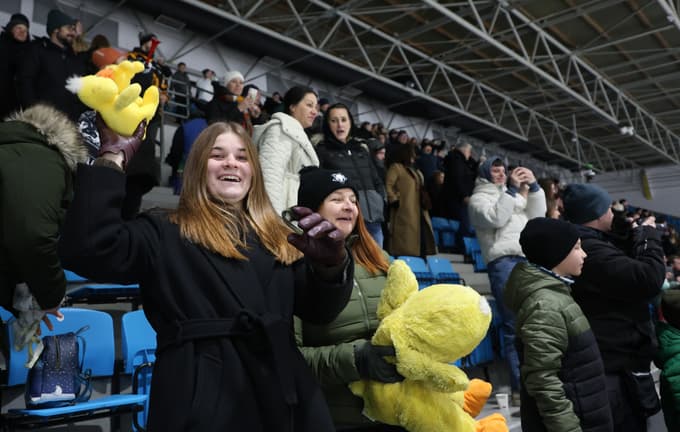 Navijači so s plišem v rokah nestrpno čakali gol Maribora.