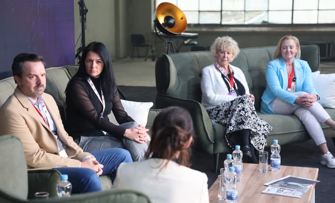 (VIDEO) Algoritmi nimajo vesti: Zakaj je v dobi umetne inteligence človek (še vedno) nenadomestljiv