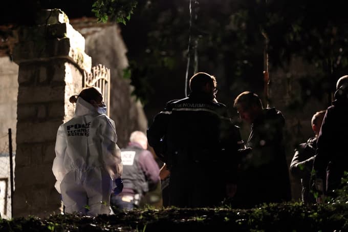 Ustreljen je bil v prsni koš, strel pa je bil sprožen z velike razdalje.