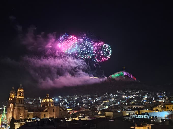 Praznovanje novega leta v Zacatecasu z ogromnim ognjemetom