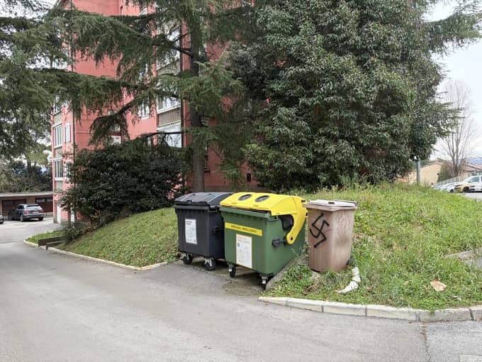 Na koprski policijski upravi so potrdili, da so v nedeljo kmalu po poldnevu dobili prijavo o grafitih v okolici osnovne šole v Semedeli.