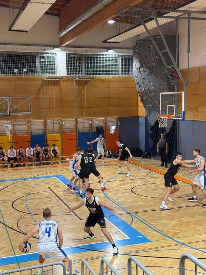 Na tekmah v telovadnici II. gimnazije se nadaljuje tradicija ŽKK-ja.