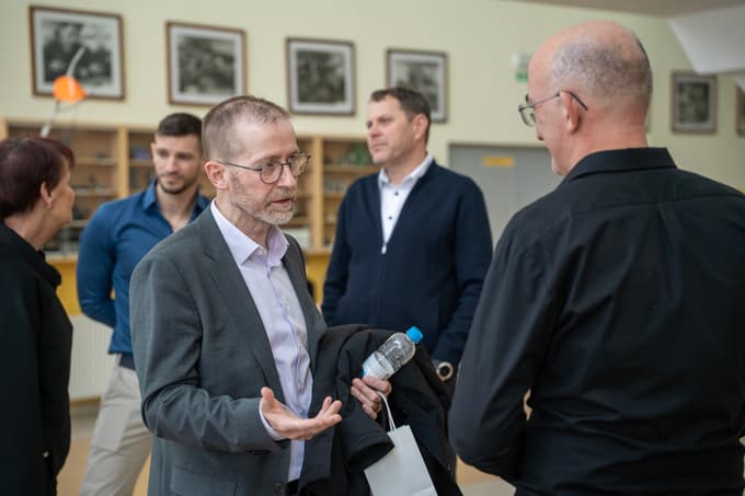 V ospredju direktor Cone Tezno mag. Aleš Osrajnik, vodja strokovnega dela na projektu mag. Marjan Bezjak (TŠC), zadaj (z leve proti desni): mag. Stanka Magister (višja svetovalka s CPI), avtor in koordinator projekta Mitja Draškovič (TŠC), direktor TŠC Maribor Aleš Smole.