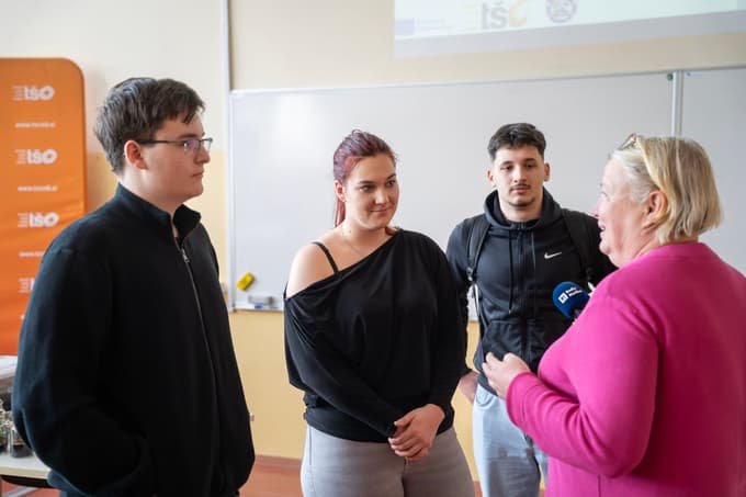 Dijaki programa Tehnik mehatronike (z leve proti desni): Timotej Anton Radanović, Eva Kramberger, Ernad Mamić.