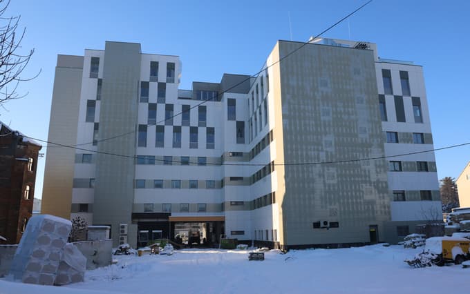 Okoli onkološke stolpnice ne stojijo več gradbeni odri. Projekt nadgradnje, ki ga izvaja GH Holding, bi moral biti zaključen do 14. septembra letos.