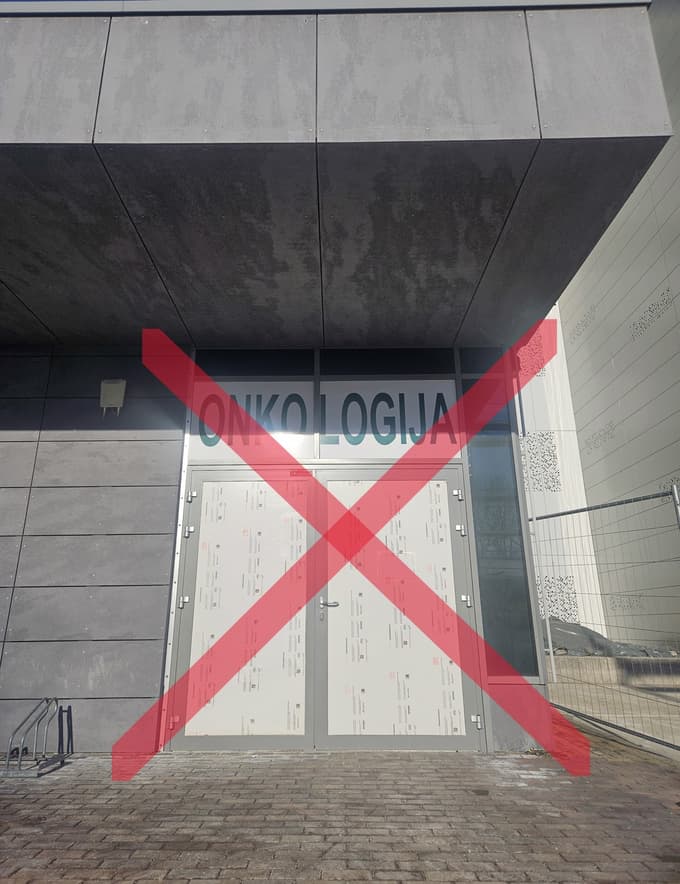 Dosedanji vhod v stavbo je zaprt. Treba je slediti označbam do novega