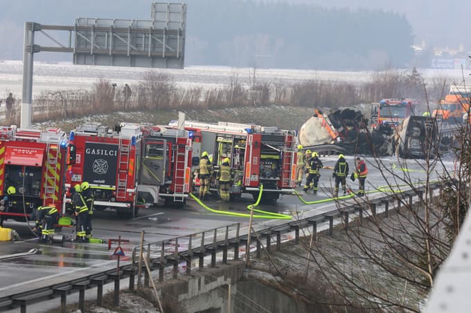 (FOTO in VIDEO) Znane so podrobnosti o nesreči na štajerski avtocesti, to je sporočila policija