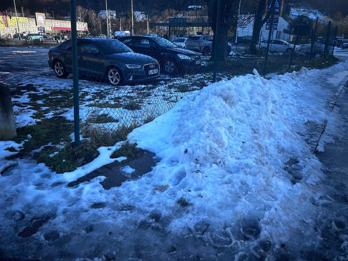 (FOTO) V Ljubljani še teden dni po sneženju neočiščeni pločniki, na občini pravijo, da vsega hkrati ni mogoče počistiti
