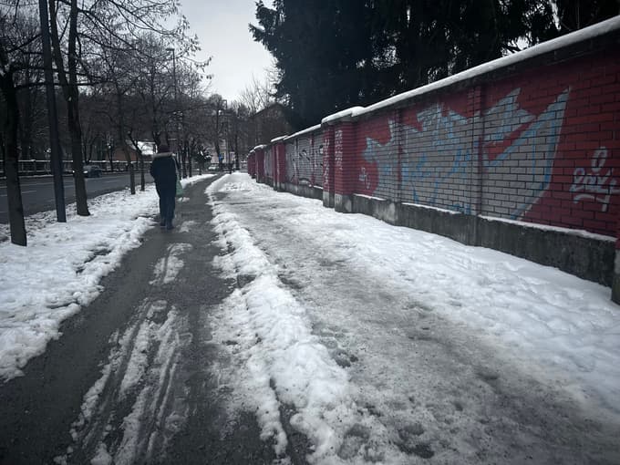 (FOTO) V Ljubljani še teden dni po sneženju neočiščeni pločniki, na občini pravijo, da vsega hkrati ni mogoče počistiti