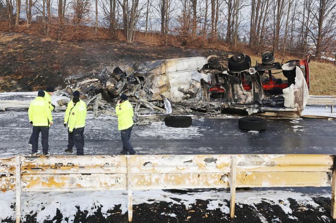 (FOTO) Očividec: Cisterno je zaneslo na naš pas, nato je zagorela. Odzval se je tudi Petrol