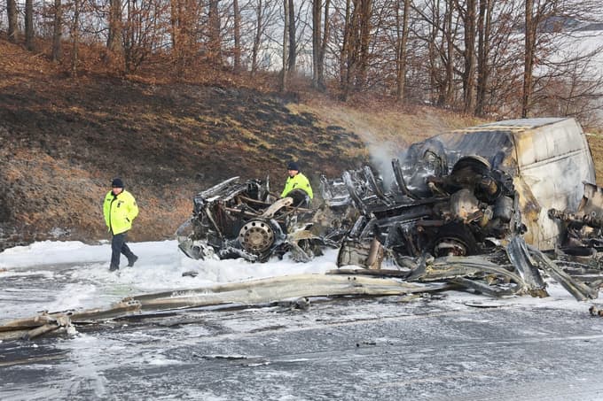 (FOTO) Očividec: Cisterno je zaneslo na naš pas, nato je zagorela. Odzval se je tudi Petrol
