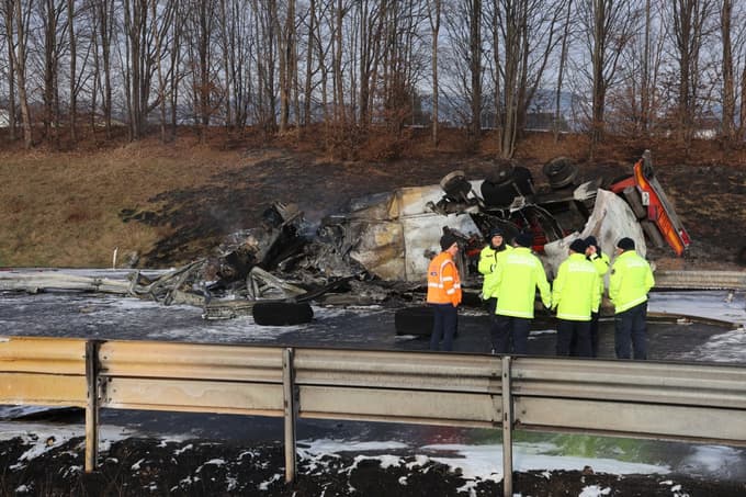 (FOTO) Očividec: Cisterno je zaneslo na naš pas, nato je zagorela. Odzval se je tudi Petrol