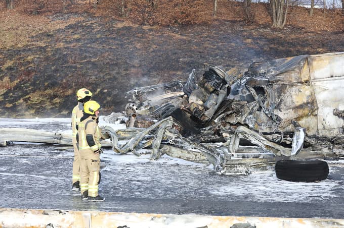 (FOTO) Očividec: Cisterno je zaneslo na naš pas, nato je zagorela. Odzval se je tudi Petrol