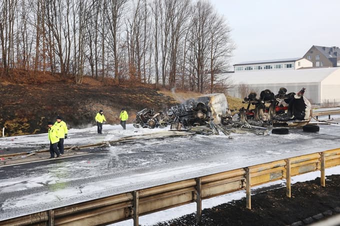 (FOTO) Policija sporočila, kdo je umrl v včerajšnji tragični prometni nesreči na štajerski avtocesti