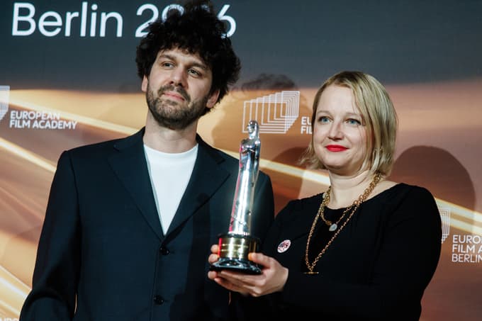 Hrvaški režiser Igor Bezinović in producentka Vanja Jambrović z nagrado za najboljši dokumentarec