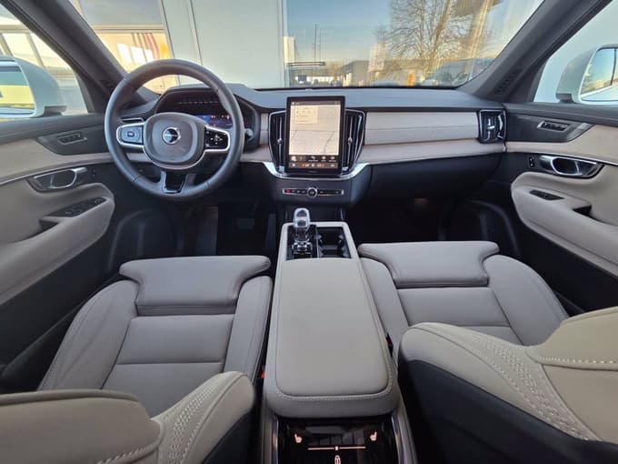 Minimalistični in svetel skandinavski dizajn, podkrepljen s kitajsko tehniko.