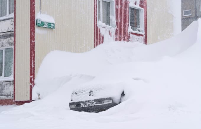 (FOTO in VIDEO) Rekordna količina snega na Kamčatki: Vozila zakopana pod snegom, poročajo tudi o umrlih