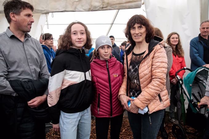 Julijana Prevc s hčerkama Niko in Emo na sprejemu v čast Prevcem v domačem kraju Dolenja vas v Selški dolini. 