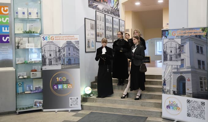 (FOTO) 100 let na istem naslovu: Mariborska ekonomska šola z razstavo odprla leto jubileja