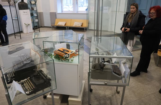 (FOTO) 100 let na istem naslovu: Mariborska ekonomska šola z razstavo odprla leto jubileja