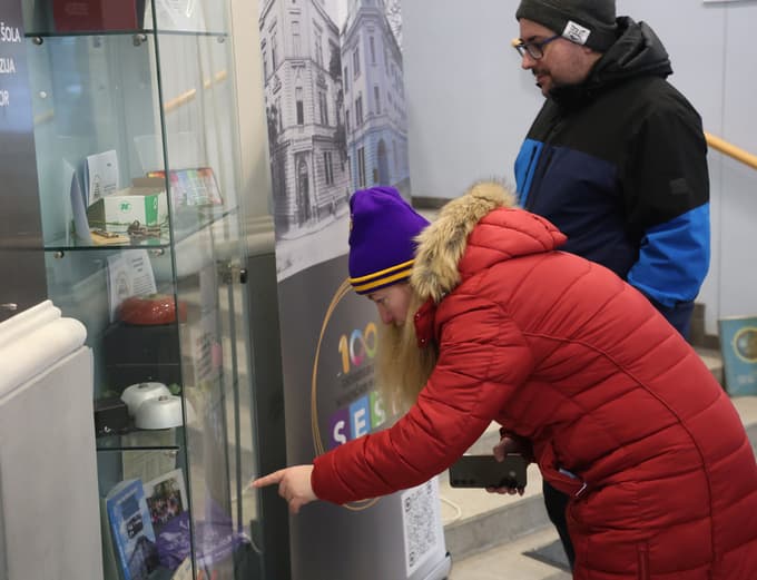 (FOTO) 100 let na istem naslovu: Mariborska ekonomska šola z razstavo odprla leto jubileja