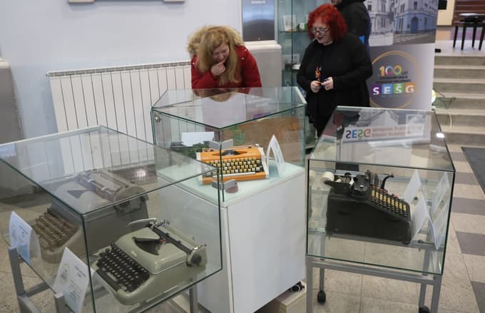 (FOTO) 100 let na istem naslovu: Mariborska ekonomska šola z razstavo odprla leto jubileja