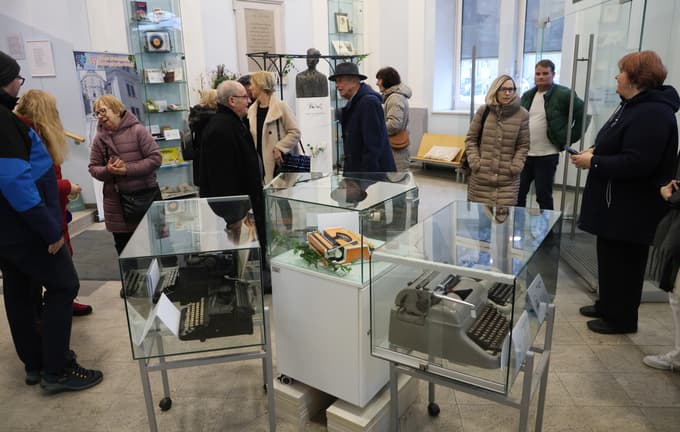 (FOTO) 100 let na istem naslovu: Mariborska ekonomska šola z razstavo odprla leto jubileja