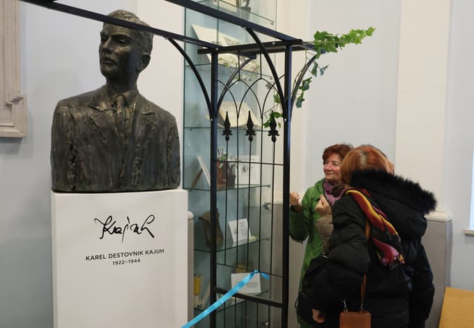 (FOTO) 100 let na istem naslovu: Mariborska ekonomska šola z razstavo odprla leto jubileja