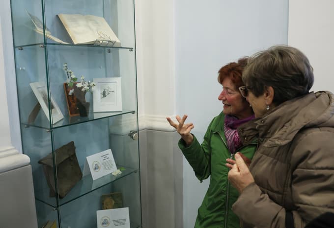 (FOTO) 100 let na istem naslovu: Mariborska ekonomska šola z razstavo odprla leto jubileja