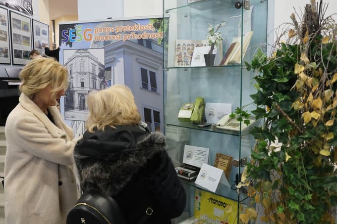 (FOTO) 100 let na istem naslovu: Mariborska ekonomska šola z razstavo odprla leto jubileja