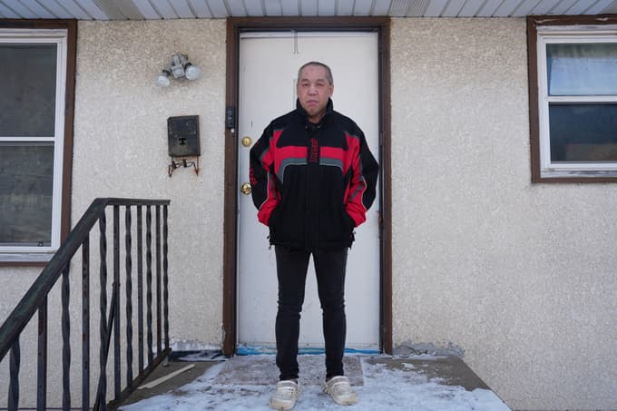 Specialci so vdrli skozi vrata njegovega doma, ga vklenili in kljub nizkim temperaturam na pol golega odvlekli v službeno vozilo.