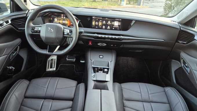 Dizajn v slogu znamke z obilico dobrih materialov in občutkom premium znamke.