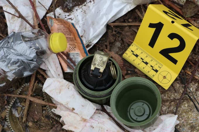 (FOTO) Policisti med hišno preiskavo pri Krškem zasegli avtomatsko puško, lovski puški, bombi in naboje