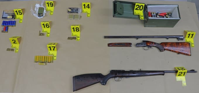 (FOTO) Policisti med hišno preiskavo pri Krškem zasegli avtomatsko puško, lovski puški, bombi in naboje