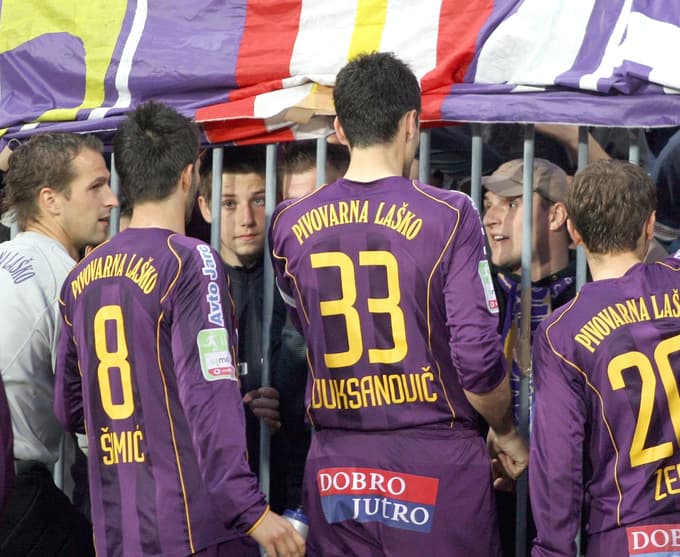 Nogometaši Maribora Predrag Šimić, Žikica Vuksanović in Zajko Zeba so se pogajali z violami, naj zapustijo stadion, kar je bila zahteva delegata tekme.
