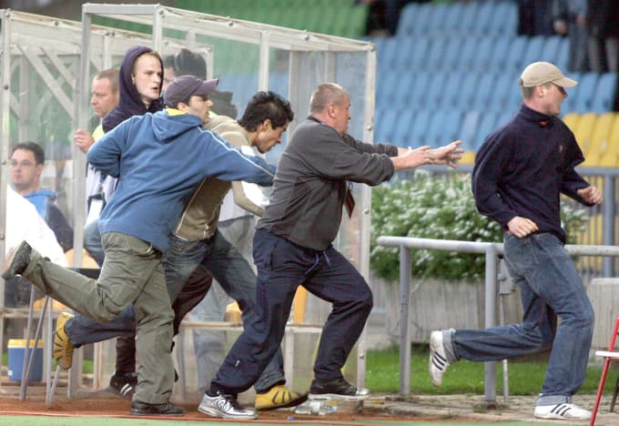 Ubogi uslužbenec NK Maribor Ačko, v opis njegovih delovnih nalog je očitno sodilo tudi lovljenje navijačev.