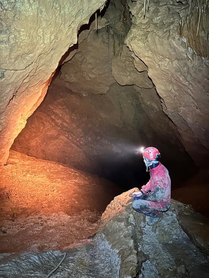 Pogled na 20 metrov širok rov nove jame 047, dobrih deset metrov pod predorsko cevjo T1 (Lokev) pod Krvavim Potokom