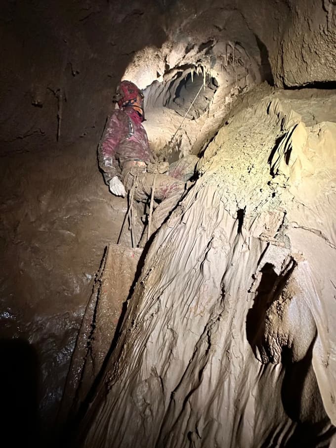 Raziskovanje jame 045 približno 60 metrov pod predorom pri sifonu