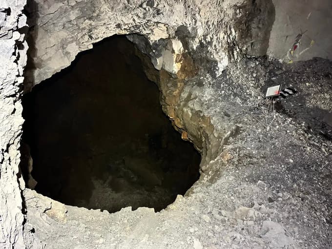 Odkritje jame 076 na čelu izkopa