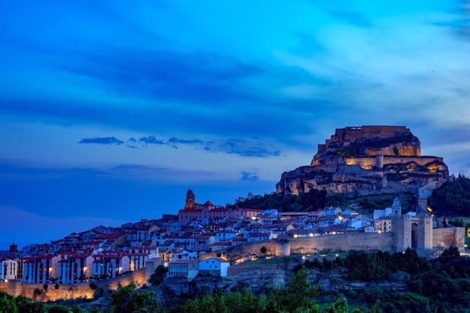 Gotsko mesto na hribu obdajajo približno 2,5 kilometra dolgi mestni zidovi.