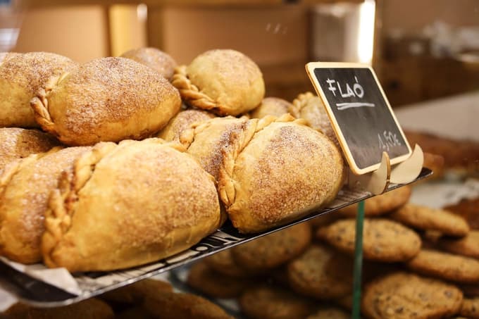 Ob obisku je priporočljivo poskusiti tudi lokalno specialiteto flaons.