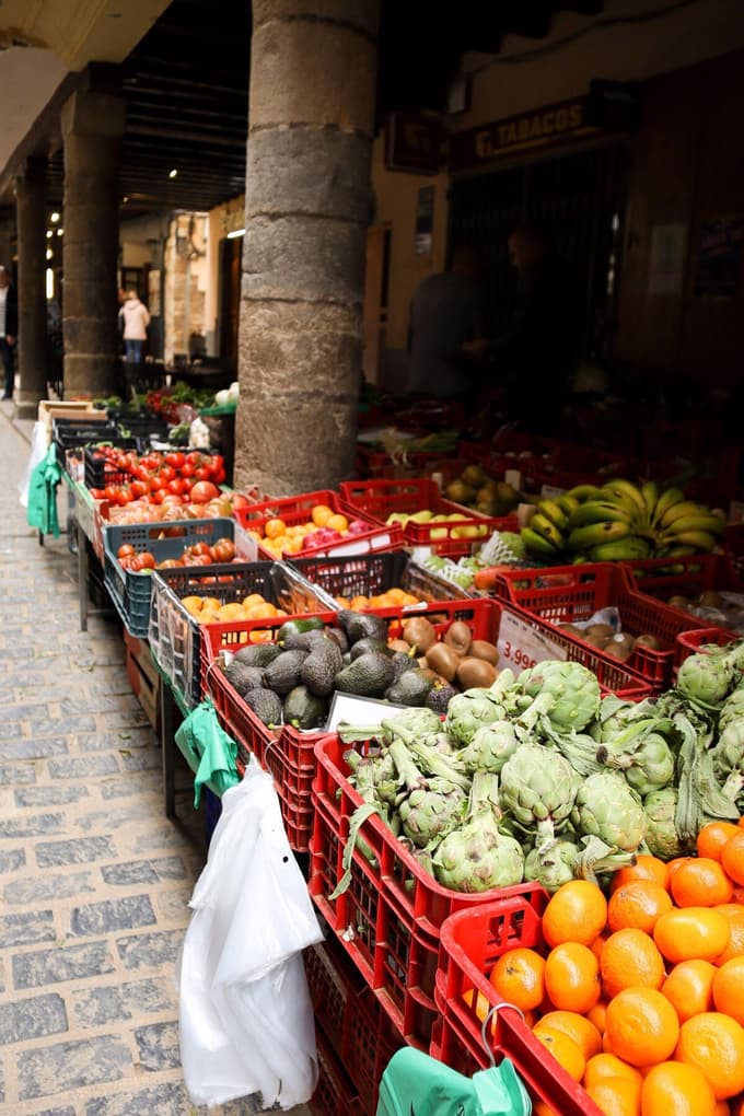 V mestu obratuje tudi živahna in svežih pridelkov polna tržnica. 