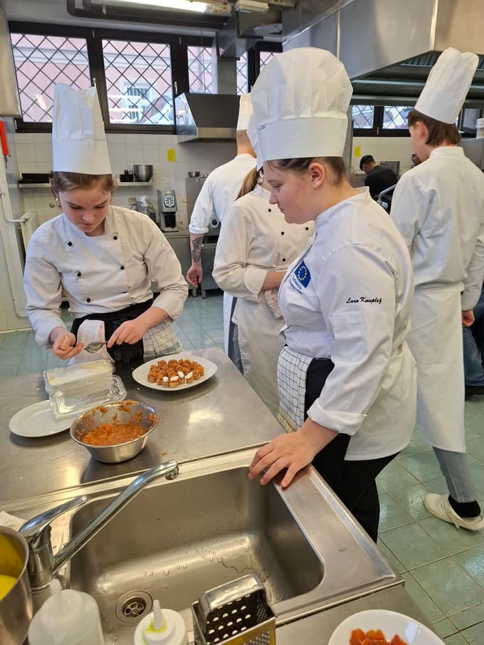 (FOTO) Meze na mariborski šoli: Dijaki spoznavali, zakaj se na Kreti najpomembnejše stvari zgodijo ob mizi