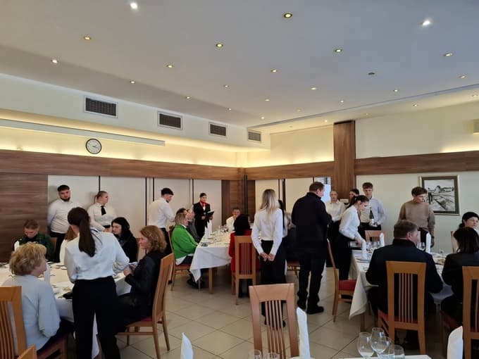 (FOTO) Meze na mariborski šoli: Dijaki spoznavali, zakaj se na Kreti najpomembnejše stvari zgodijo ob mizi