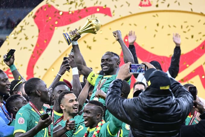 Senegal skriva pokal, ki ga je v Rabatu dvignil kapetan Sadio Mane. Njemu so odvzeli še naslov najboljšega igralca prvenstva.