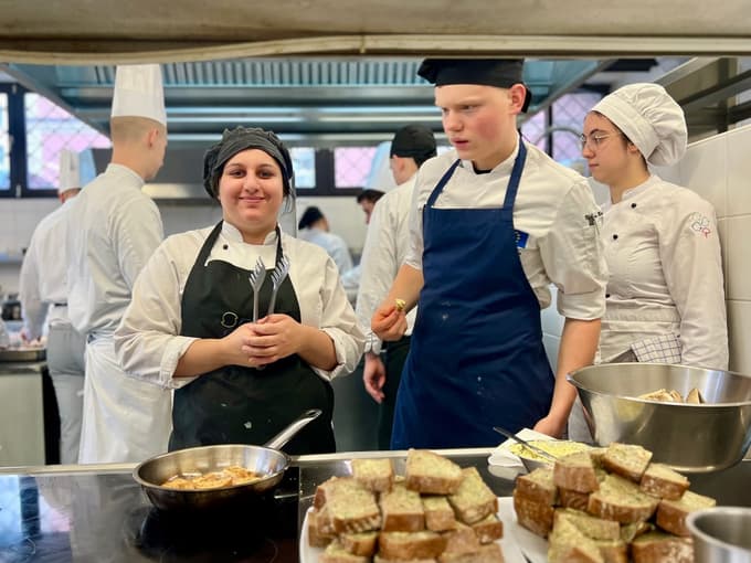 (REPORTAŽA) Ko hrana ni le obrok: Kako so se dijaki v Mariboru učili deljenja