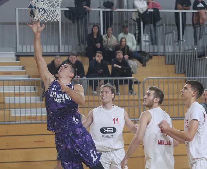 Petrovič (v vijoličastem) je Braniku izdatno pomagal do trenutno drugega položaja na lestvici 3. SKL - vzhod.