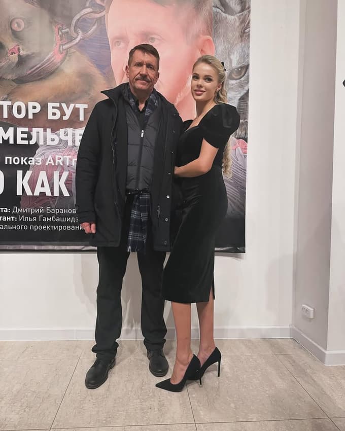 Z Dmitrjem Kuzminom, ki ga je policija po napadu prijela. 